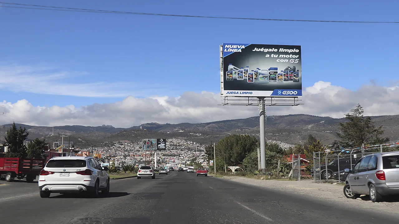 Realizan 40 procedimientos para retiro de espectaculares en La Reforma